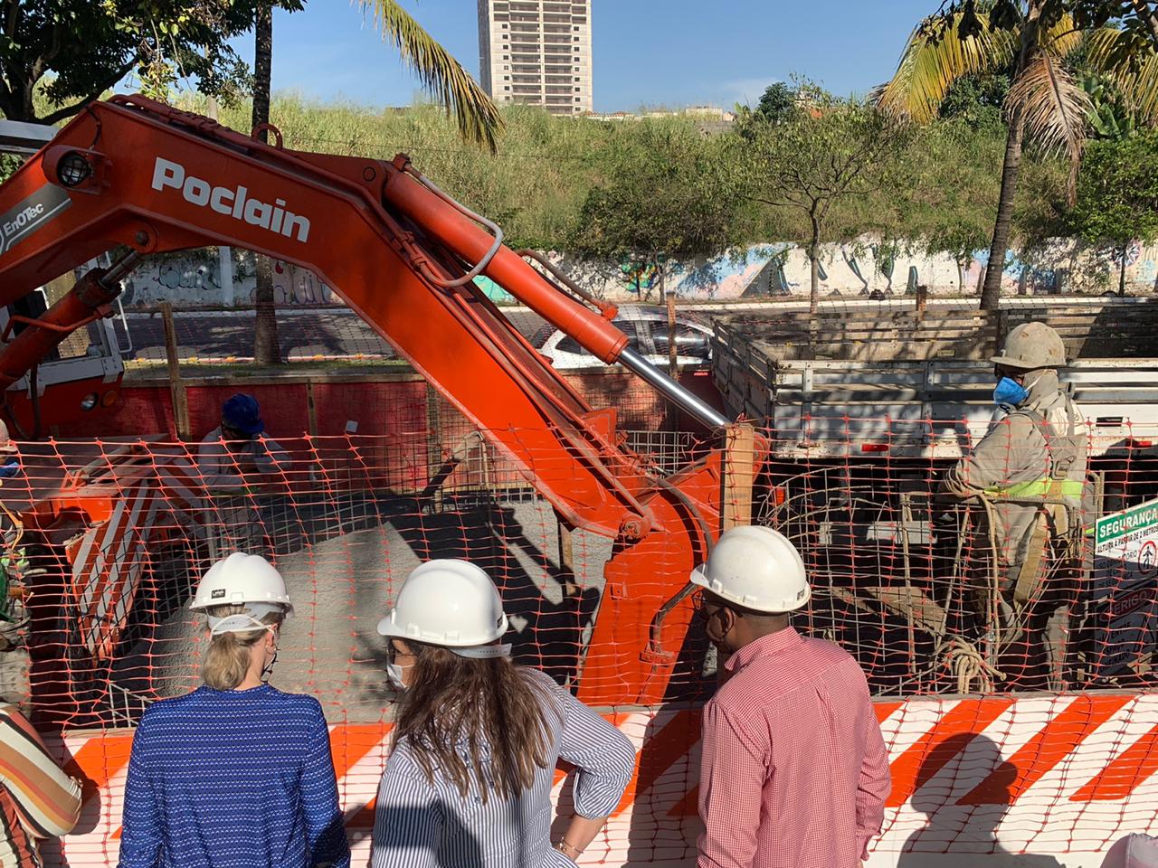 #PraTodosVerem a foto mostra a equipe da Sub AFC vistoriando a obra de saneamento da região.